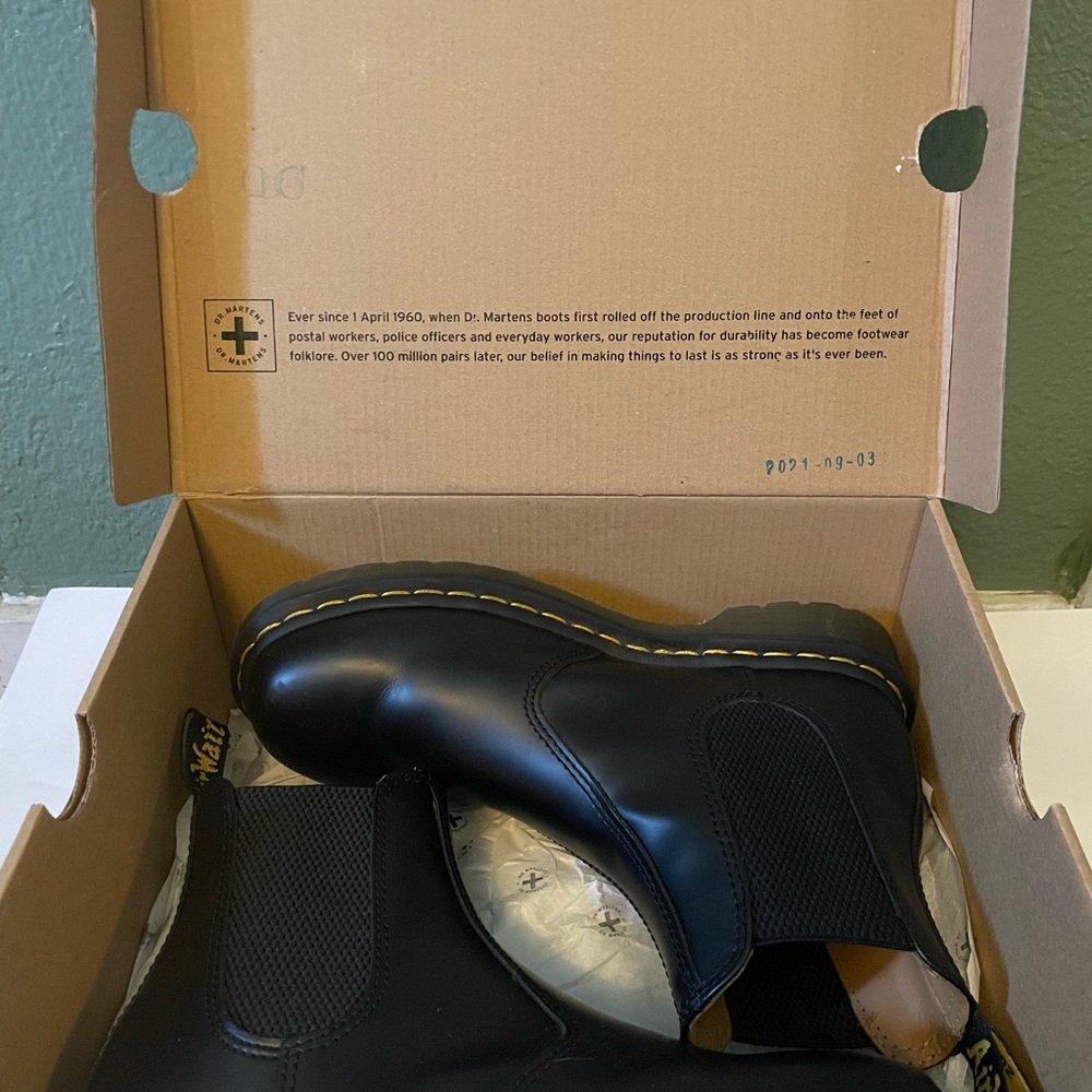 Dr. Martens Women Black Smooth Leather Chelsea Boots
